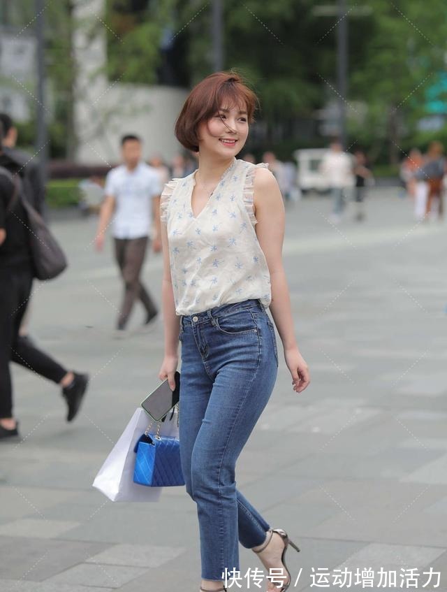 高跟鞋|浅色印花上衣，微喇叭牛仔裤，穿出森系的感觉