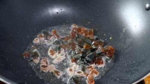 皮蛋豆腐别只会凉拌，这样做成汤羹，细腻爽滑，营养又美味