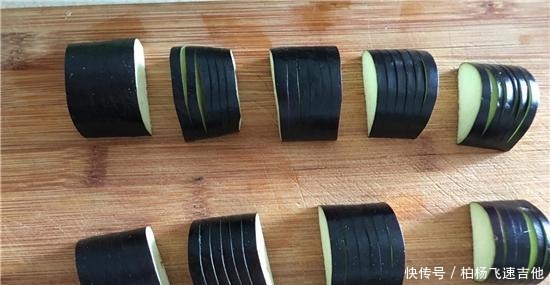  这么做茄子真的美味，这道快手年夜饭美食，“张灯结彩”过大年