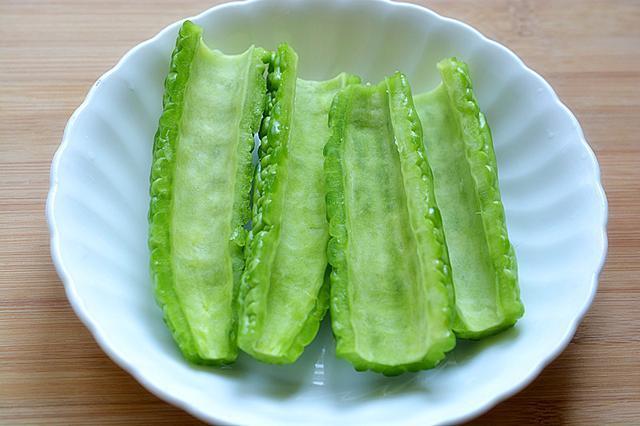 爽口|苦瓜经过这样处理后,苦味不会太重,而且更加清脆爽口了!