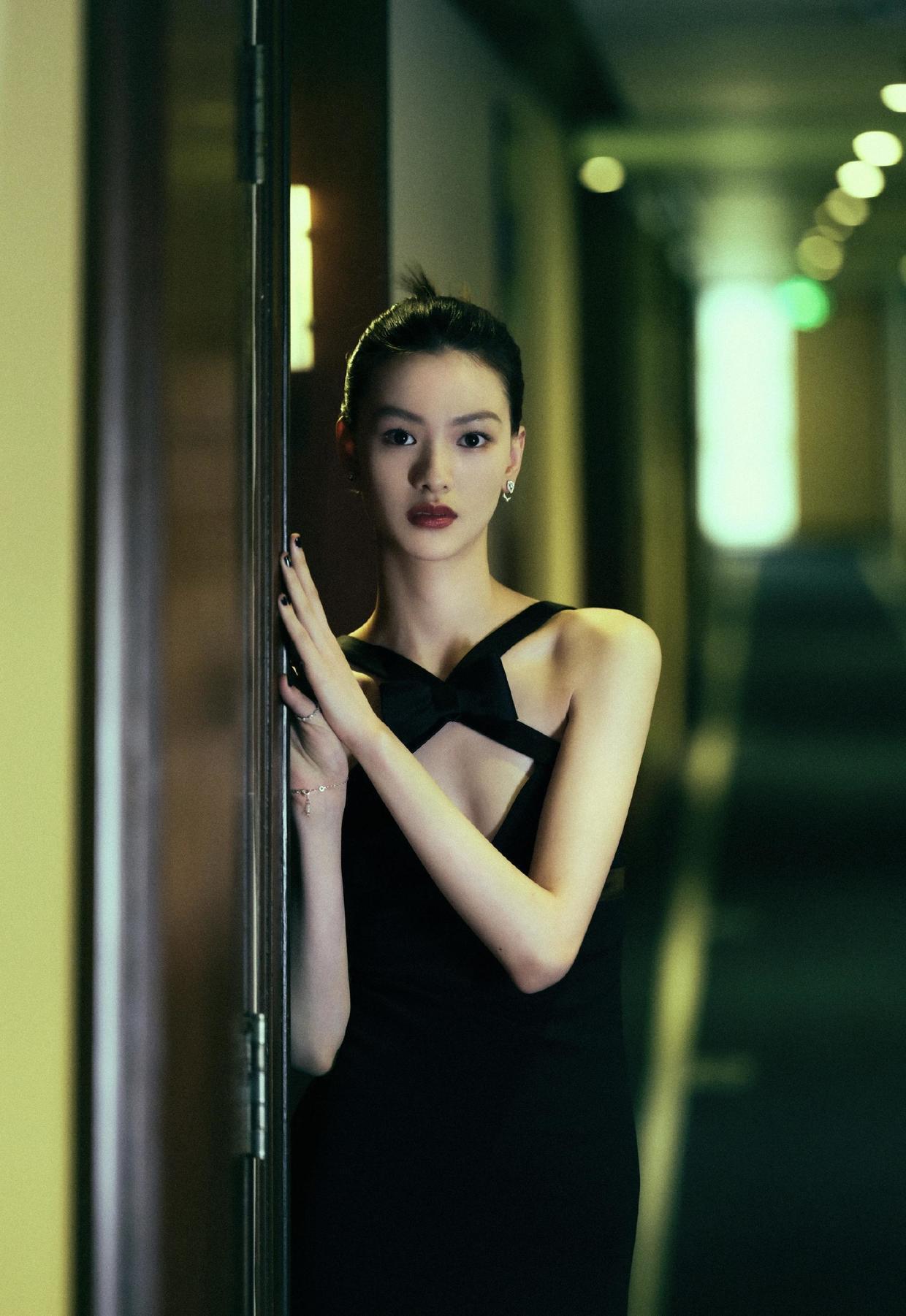 花苞裙|邱天22岁就这么美!穿黑色与玫红色拼接抹胸复古花苞裙,高级时髦