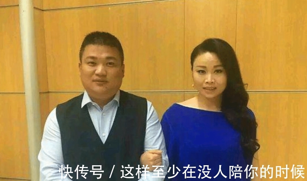 休闲装|41岁草帽姐升级当奶奶,穿T恤配短发看着挺精神,不打扮也没土味