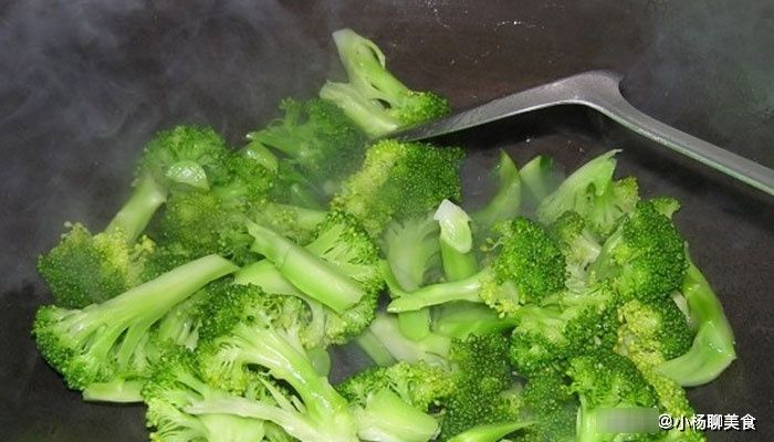 西兰花|炒西兰花直接焯水就错了,多加1步很关键,西兰花翠绿又香脆!