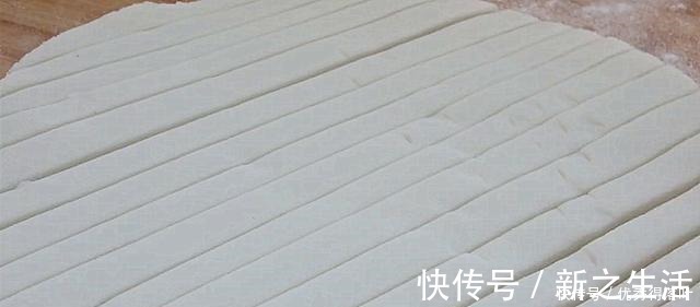 过年吃的零食江米条，不用买，在家自己做，香甜又酥脆，过年必备