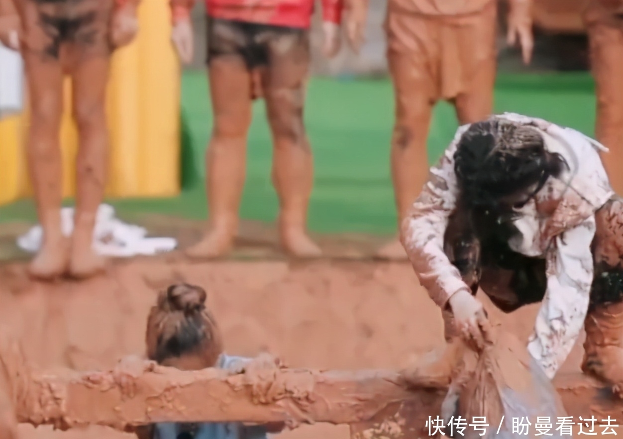 跑男 《跑男》泥潭游戏:baby2次被袭击正脸,宋雨琦满嘴都是泥