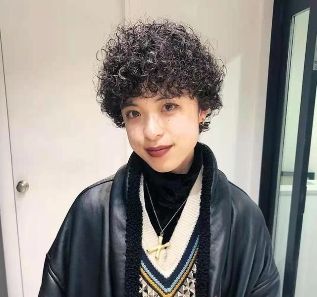 减龄 怎么样烫头蓬松还不显老?搞懂这三个减龄发型,小卷洋气大卷时尚
