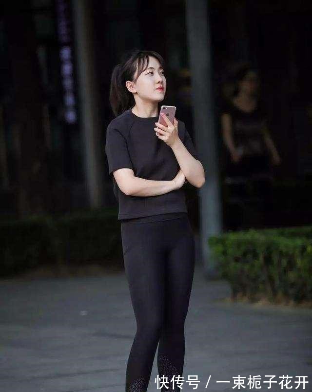 裤子 活力满满的打底裤装扮显得独特别致，清爽优雅一步到位，低调大气