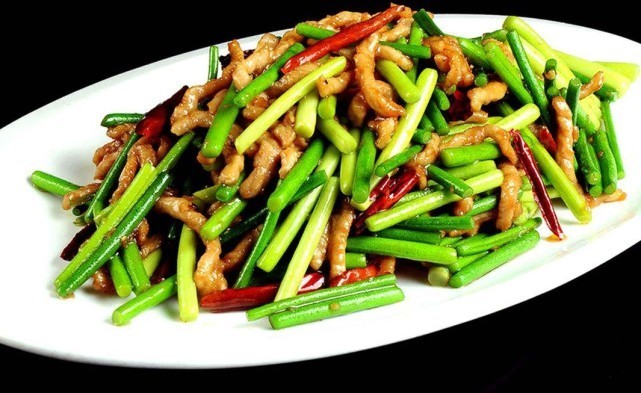 蒜薹炒肉之前，大厨都会多加一个步骤，蒜薹清脆爽口更入味