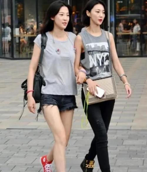 美女|时髦美女,一件牛仔外套配牛仔紧身裤,时尚活力气质