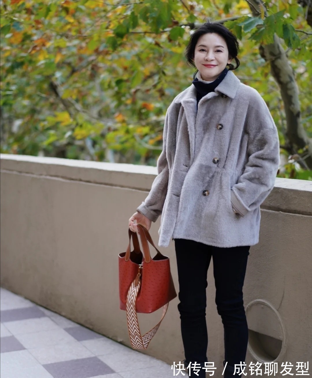 穿搭 五六十岁的女人要想显身材,建议外套穿短不穿长,显高显瘦又减龄