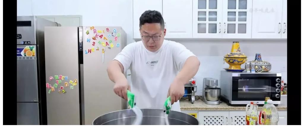 做菜|网络“盐王爷”,一个做菜把四袋盐当做一丢丢的魔性吃播