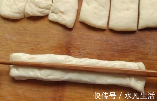 好吃|2分钟学会做油条,不用泡打粉小苏打,蓬松有嚼劲,比买的还好吃