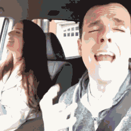 |搞笑GIF:当时妹子就急哭了 再也不穿裙子玩单杠了