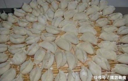 吃饺子|吃饺子时,酱油醋早过时了,会调这三种“蘸料”的人,才是真吃货