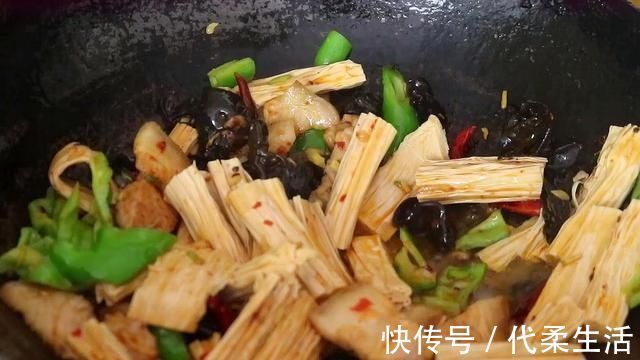 天凉了,腐竹和猪肉一起炖,这吃法才叫爽,开盖那一刻,太香了
