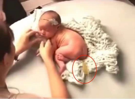 宝宝拍满月照睡着了，突然一声巨响，尴尬了