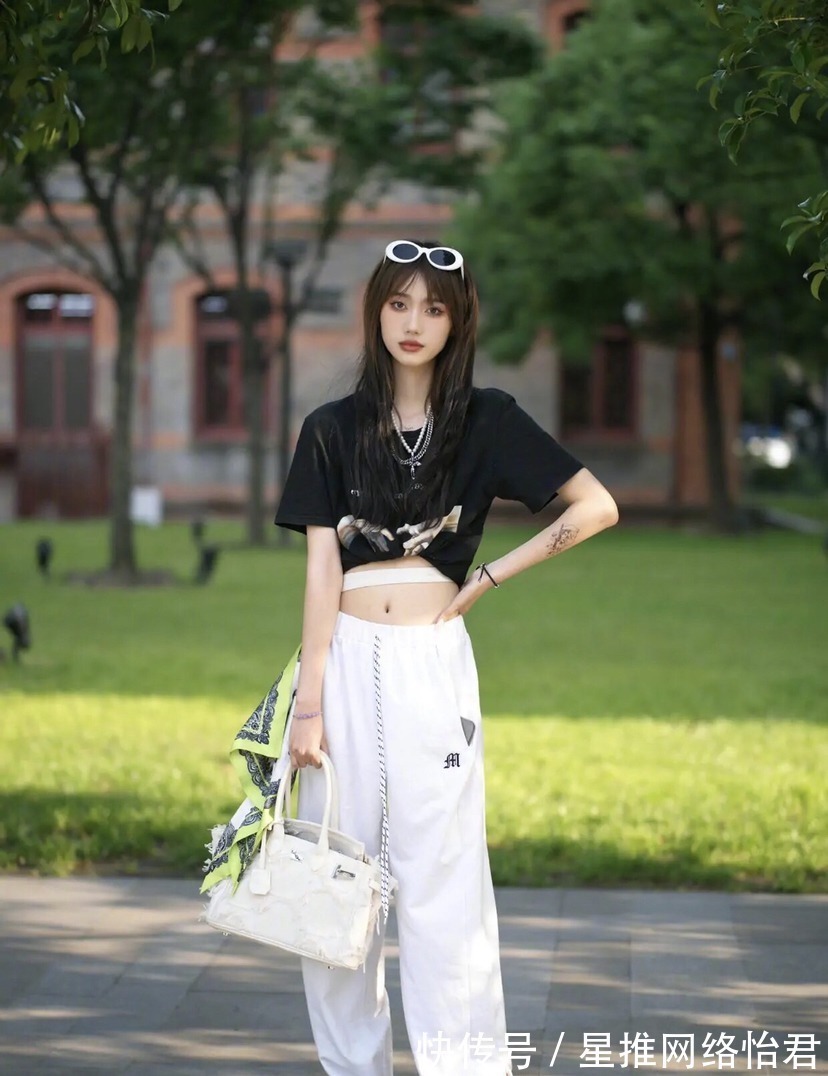 穿搭 裤子下面少穿“凉鞋”,现在流行这样穿,时髦又显高,适合小个子