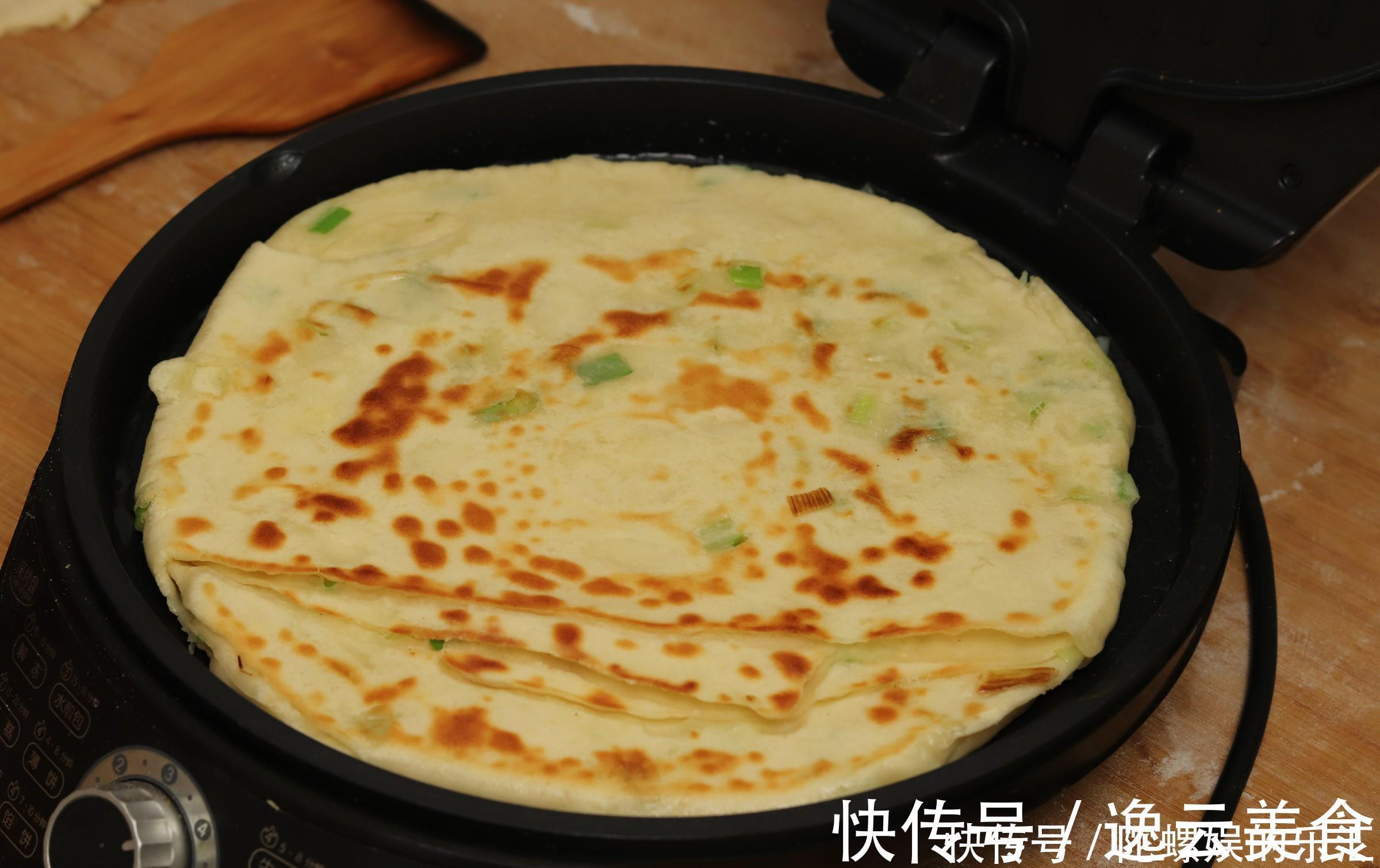 烙饼的正确做法,掌握好诀窍,外酥里软层次分明,我家一周做3次