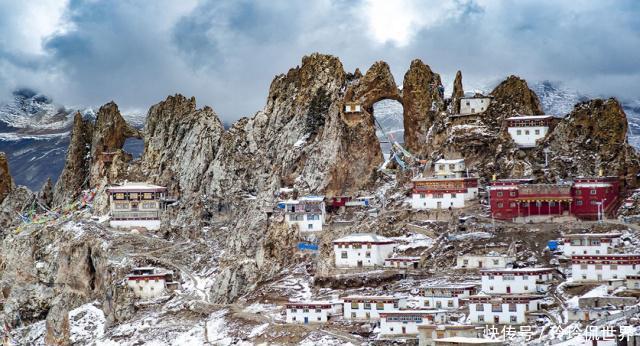 西藏“最艰苦”的寺庙，建造在高岭雪山上，带你感受当地风情！