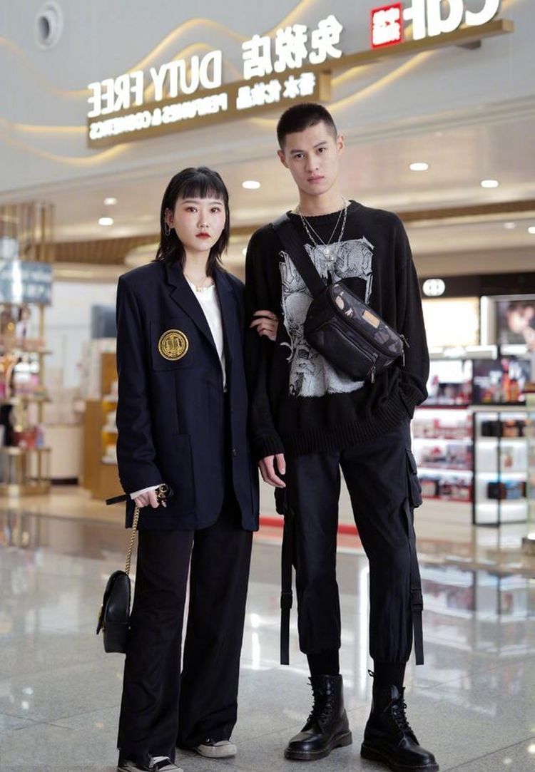 高跟鞋|街拍：高跟鞋突出了优雅的气质与美感，搭配牛仔裤更显时尚