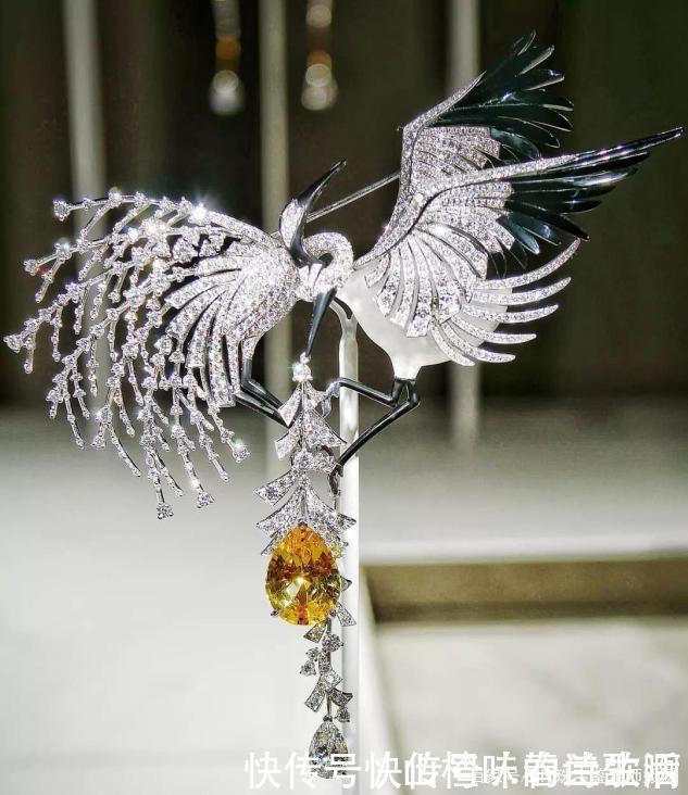 胸针|胸针是冬季服饰必备的点缀,但有两个关键点要考虑,你选对了吗