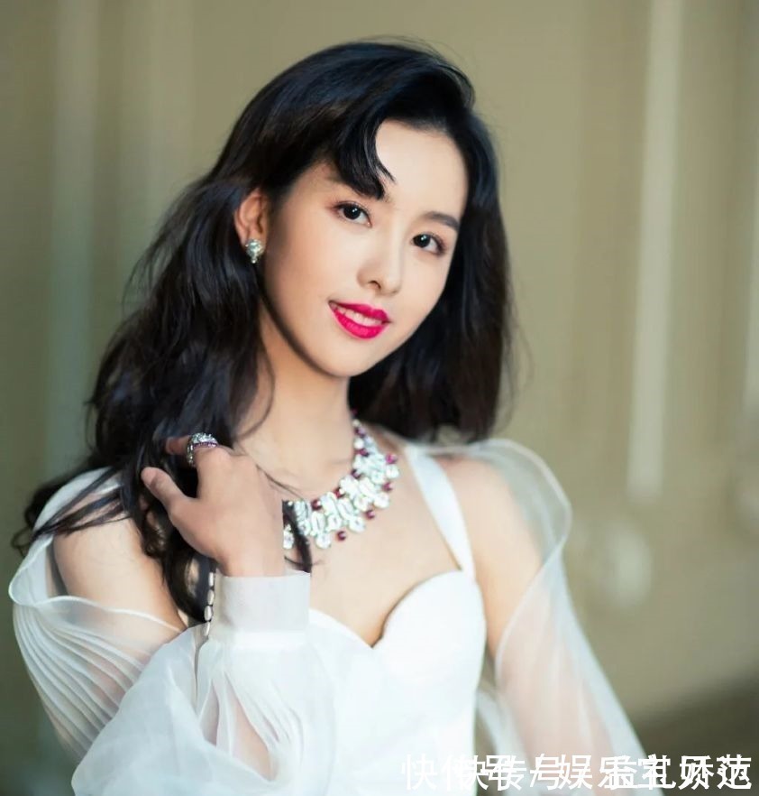 淡颜系|双眼皮、一字眉已经过时了,现在的美女标准是这样……