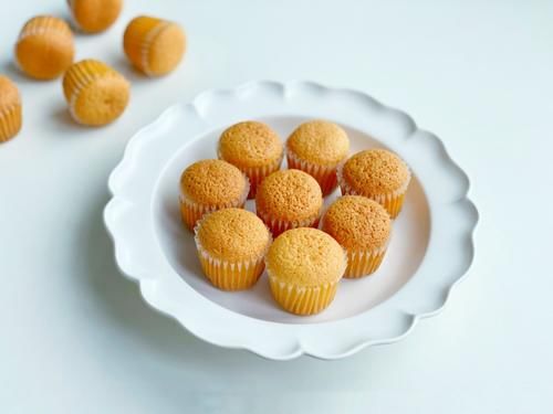 抓住暑假的尾巴，给女儿烤了一盘小小蛋糕，一口一个细腻又柔软