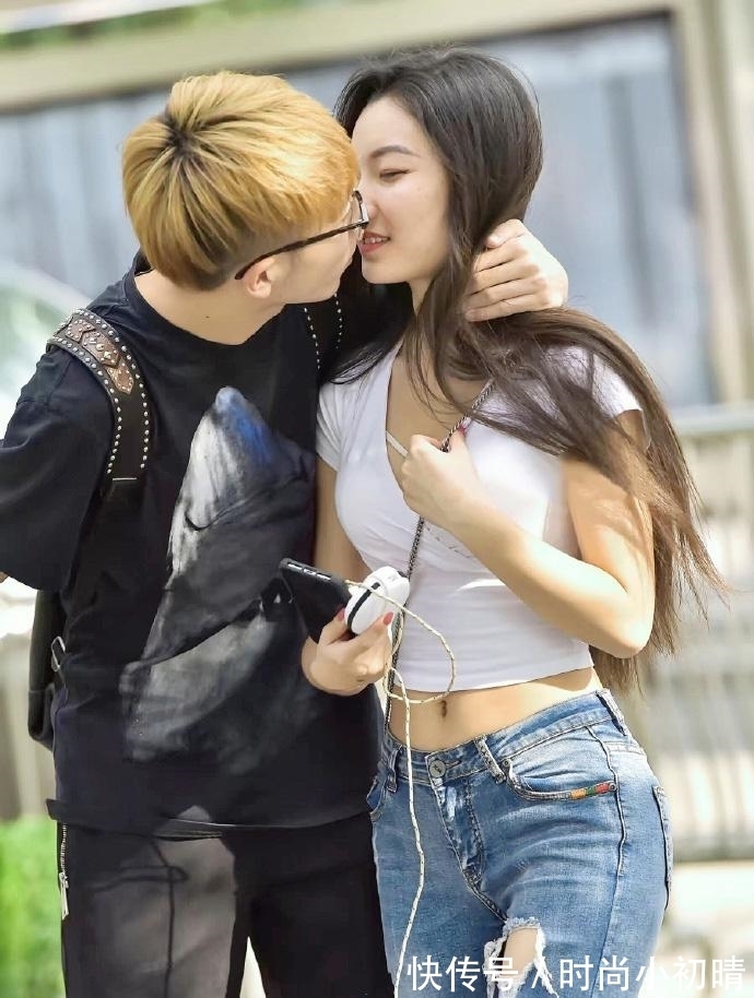 时尚|白T恤搭配牛仔裤，时尚养眼，美女的男友有福气！