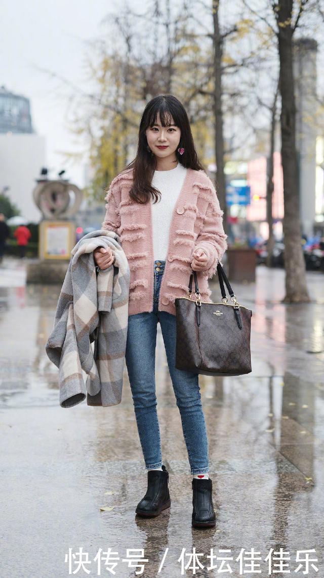 冬季穿搭拒绝平庸,实用的“毛衣+长裤”学起来,基础款也很时髦