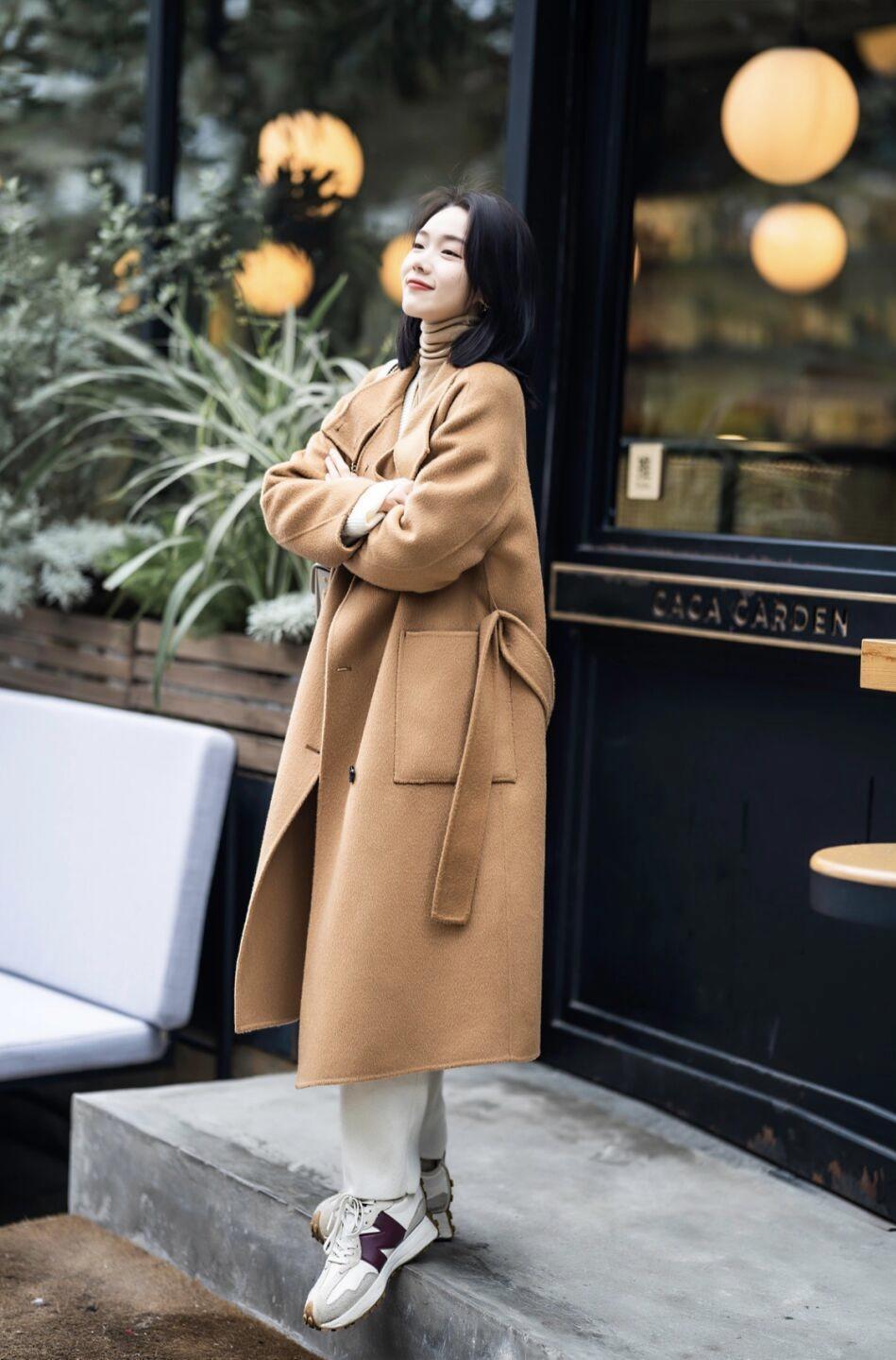 大衣 穿衣还是要懂配色,今年冬天多穿这几个流行色,温柔显白又高级