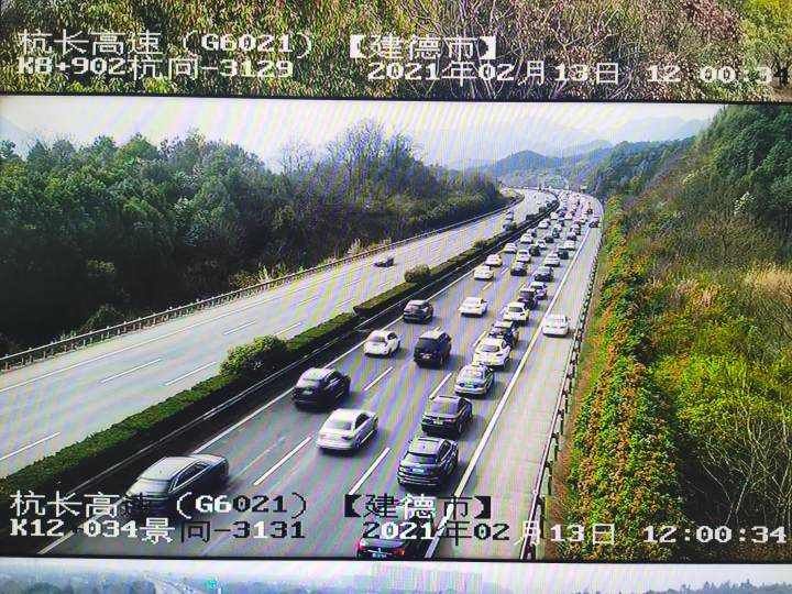 大年初二天气好 西湖边人从众 高速出城流量有点大