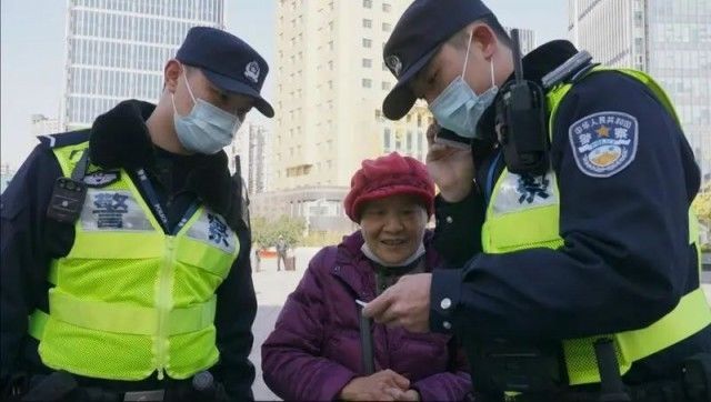 “骗子在升级，我们也要升级！”警察蜀黍这么帅，居然还会脱口秀？