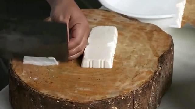 大厨|日本厨师炫刀工,将豆腐切成菊花,中国大厨笑道不过是雕虫小技