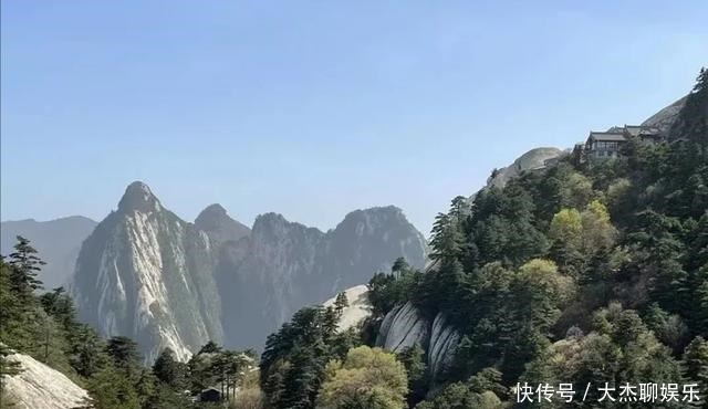 西安附近一山，石梯是垂直的，栈道在空中，游客很多爬上的没几人