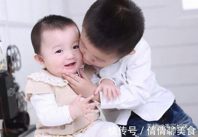 妹妹|妈妈出去买菜,9岁儿子自告奋勇照顾1岁妹妹,回来后宝妈后悔了