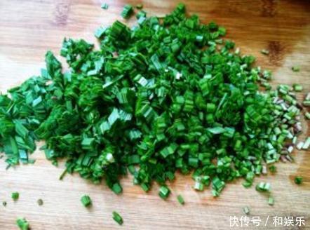 包韭菜饺子时，韭菜老出水大厨教你正确做法，韭菜鲜美不出水