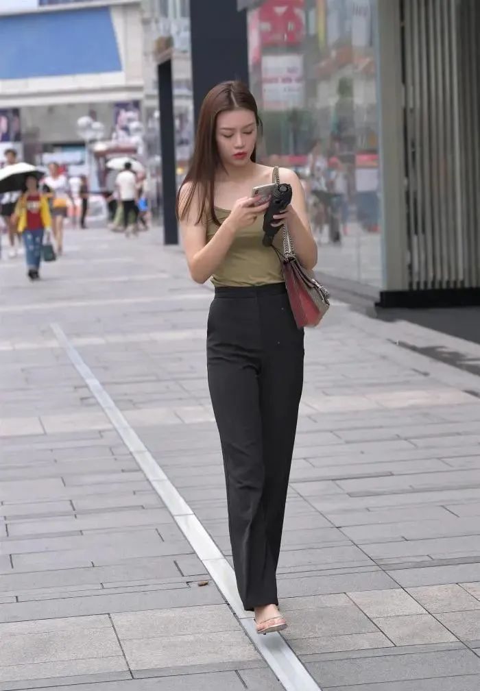 吊带|街拍丨气质女生穿搭深绿色吊带