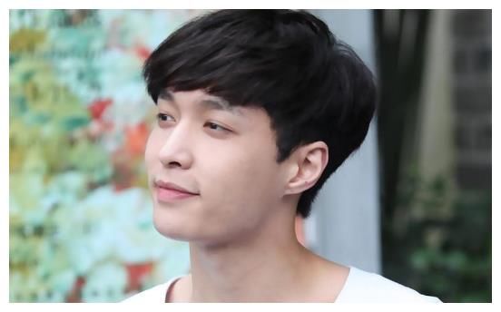 张艺兴：上节目后恶评不断，他是如何从顶流变成“老鼠屎”的？