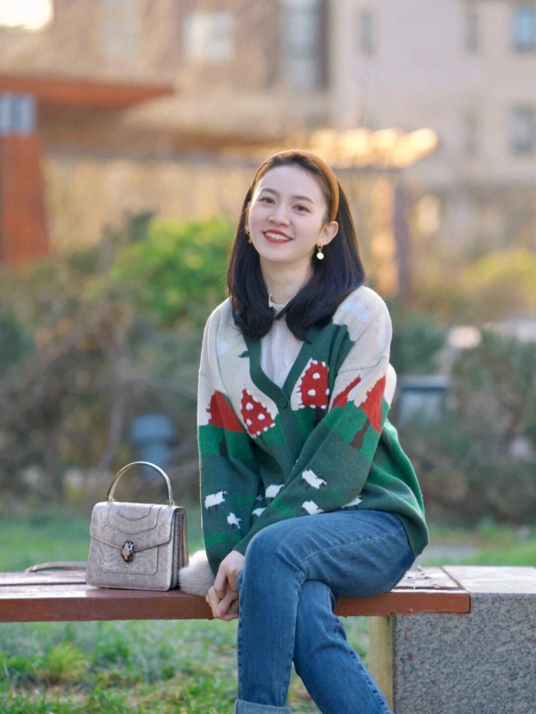 克莱因蓝 毛衣搭配时尚感加倍,4个实用款式,太适合日常出街穿了