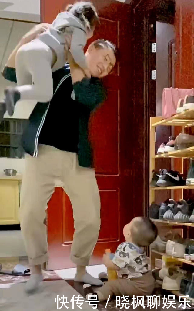 姐弟俩|“最偏心爸爸”火了,姐弟俩坐门口等爸爸,爸爸区别对待引热议