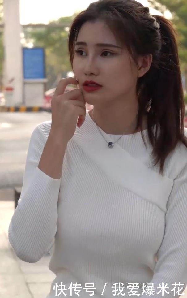 待公交的时尚美女,有一种不输模特的好身材