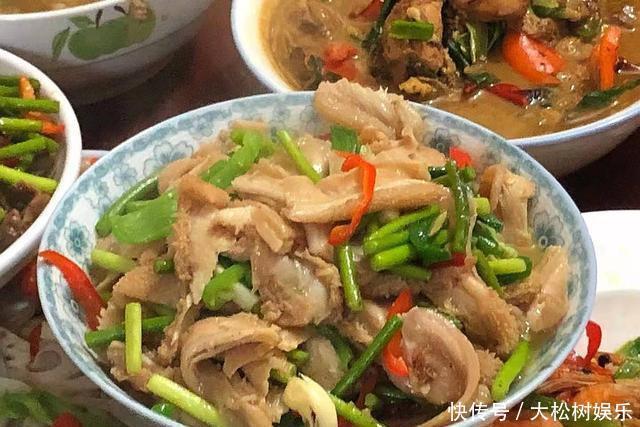 回婆家过年,弟媳妇做了一桌接地气的饭菜,网友:这才是家的味道