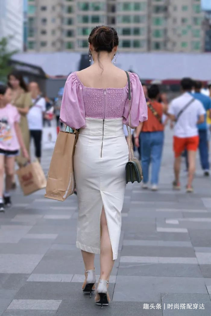 小姐姐白色束腰带，轻松展现出了一种简洁干净的感觉