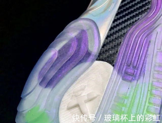 安踏 安踏签约拉文疑似签名鞋曝光,前后分掌鞋面袜套,扣篮王起飞!