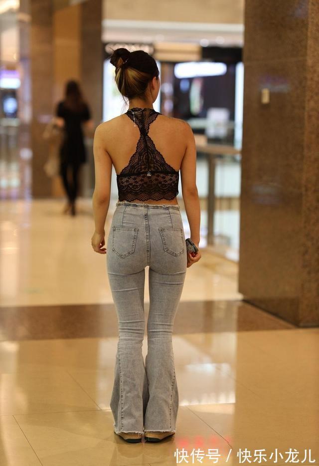 美女 柳腰花态的瑜伽裤美女,选择好看的裙子,走在街头