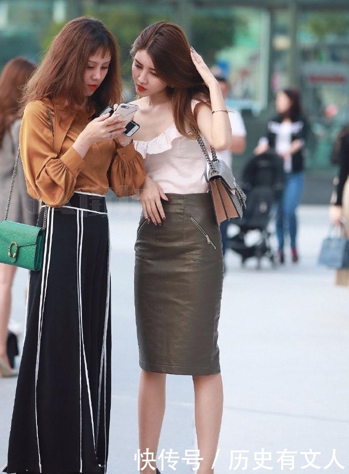 时尚|街拍:紧身裙穿搭特舒适,更好的达到拉伸腿部的效果!