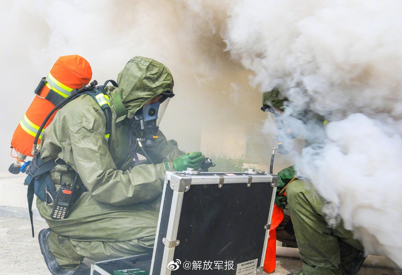 屏住呼吸,看防化兵训练现场