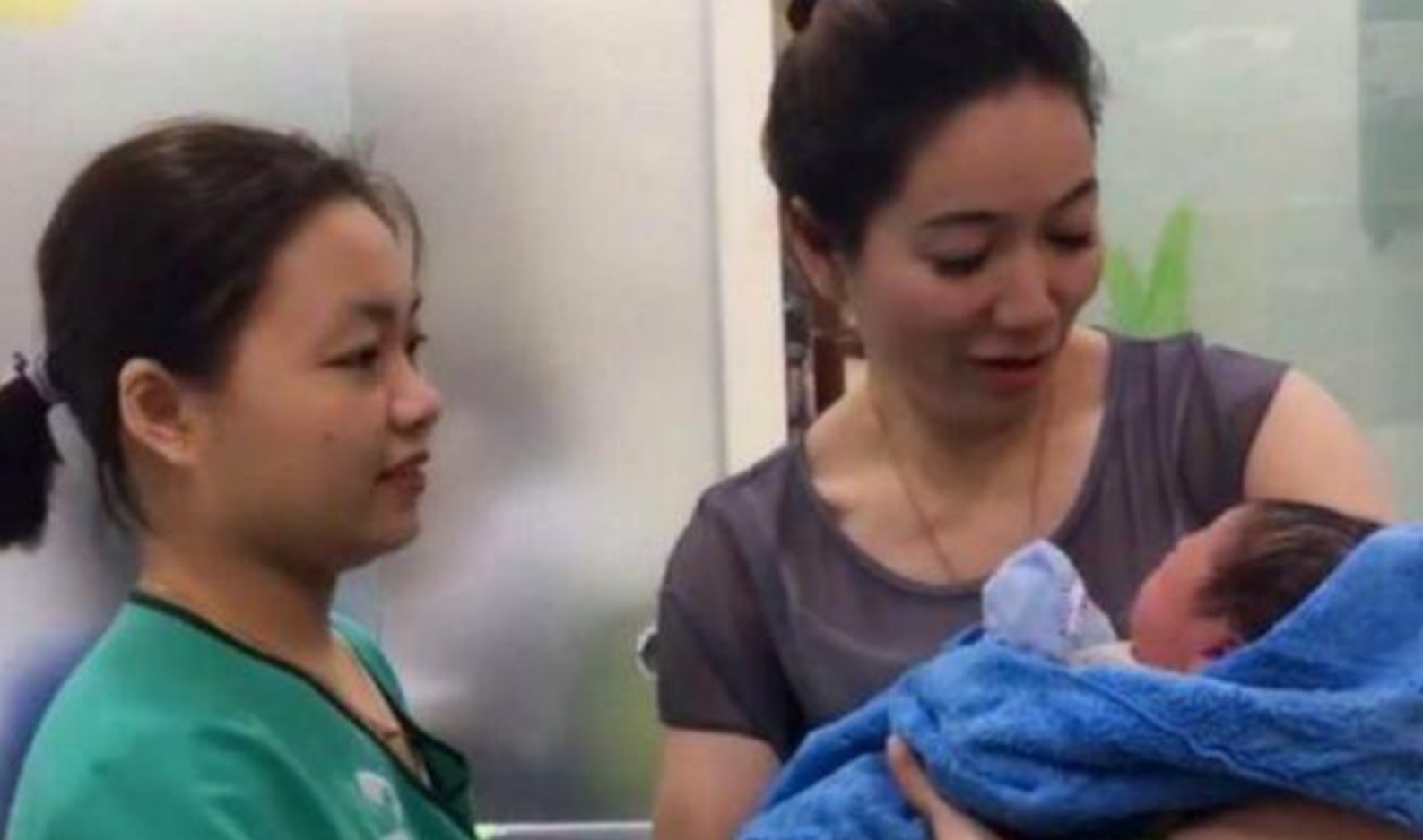 宝宝|最美外婆产房外走红,风头盖过宝宝,外婆:别看我,看我孙子