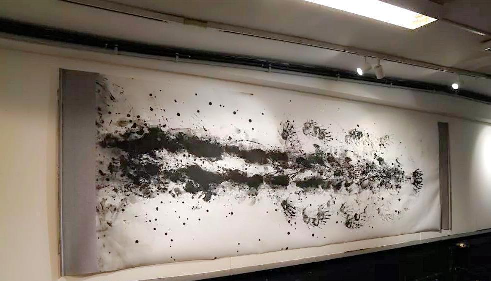 老外们&老汉让美女徒弟用身体写字,亮相欧洲,老外都看懵了,这是书法?