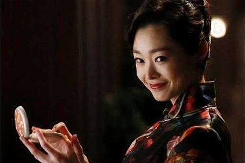 白色|李小冉穿白色礼服出席活动,仪态优美,我最喜欢她这一点